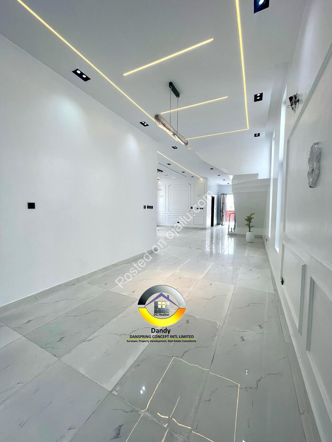 Chevron’s Crown Jewel: 5-Bed Poolside Paradise