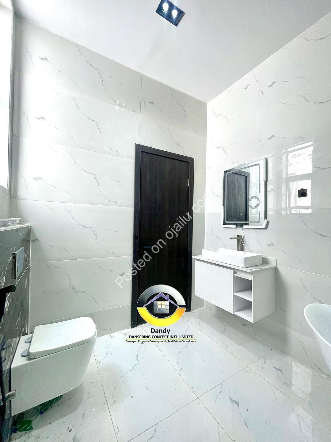 Chevron’s Crown Jewel: 5-Bed Poolside Paradise