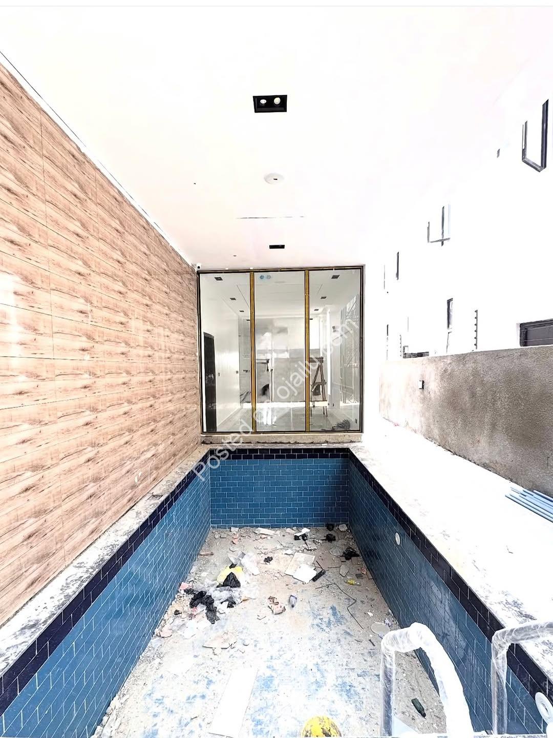 Chevron’s Crown Jewel: 5-Bed Poolside Paradise