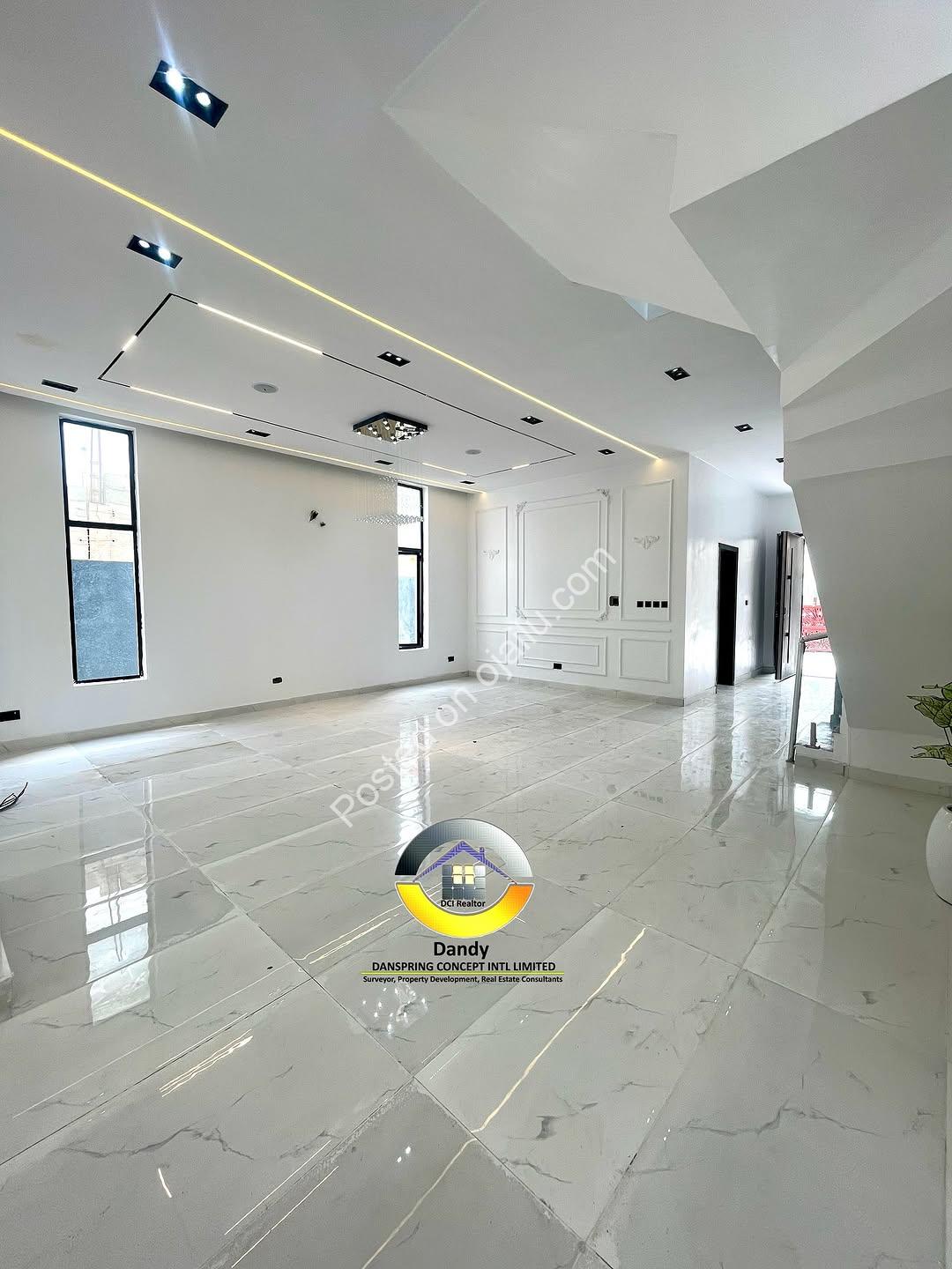 Chevron’s Crown Jewel: 5-Bed Poolside Paradise