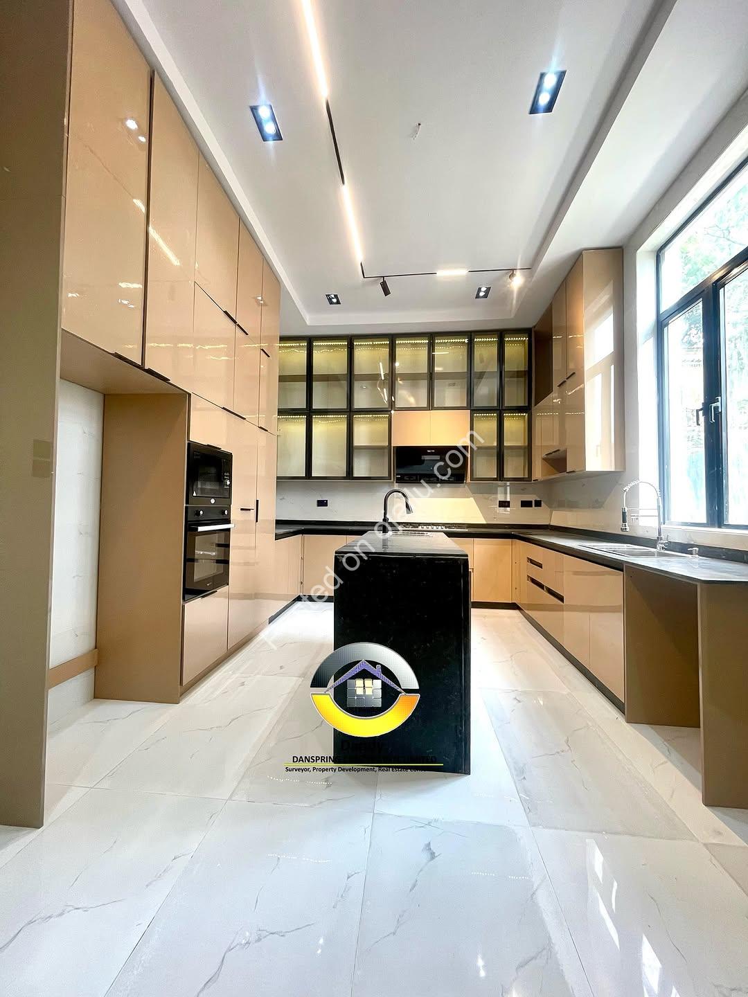 Chevron’s Crown Jewel: 5-Bed Poolside Paradise