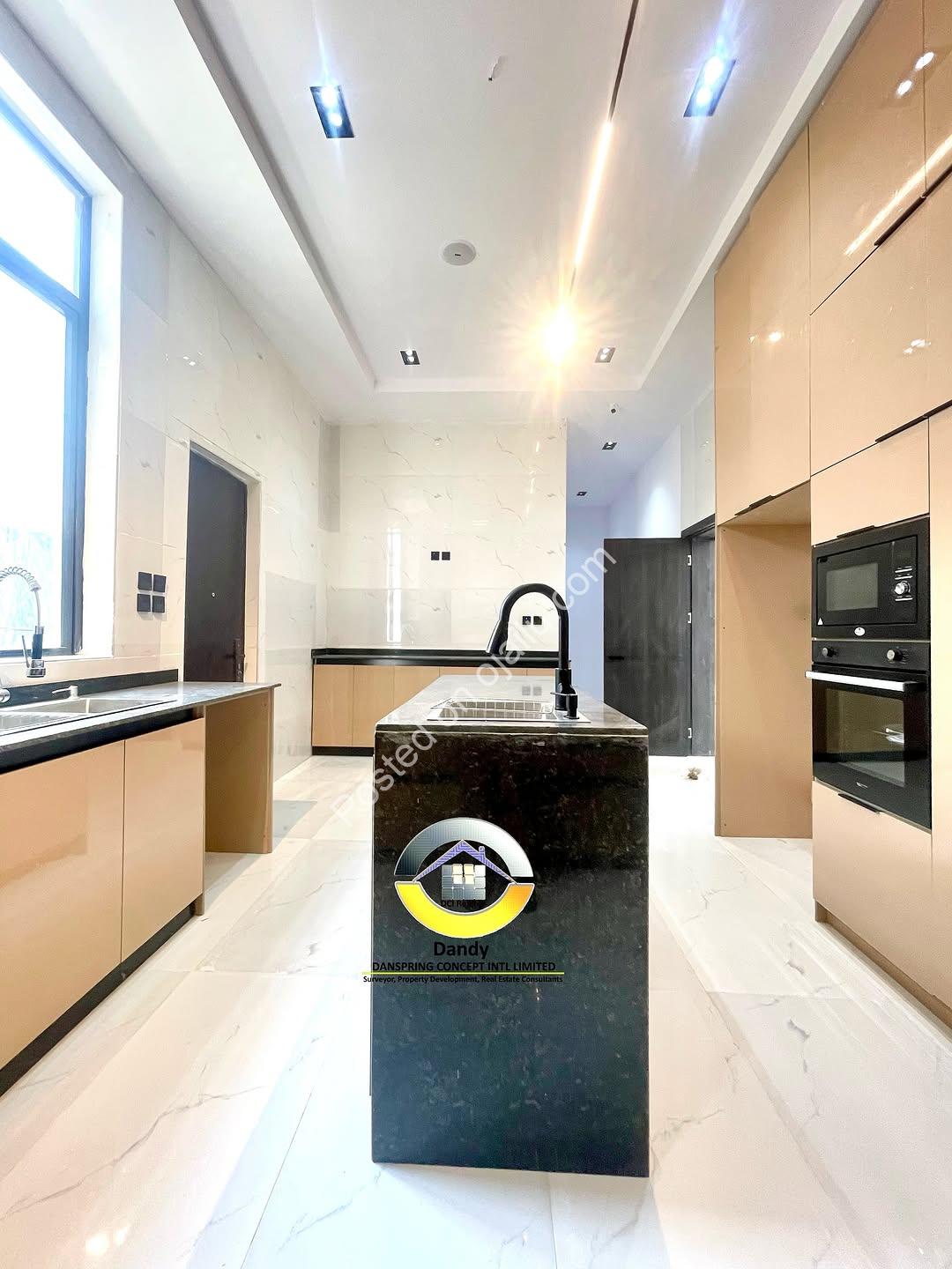 Chevron’s Crown Jewel: 5-Bed Poolside Paradise