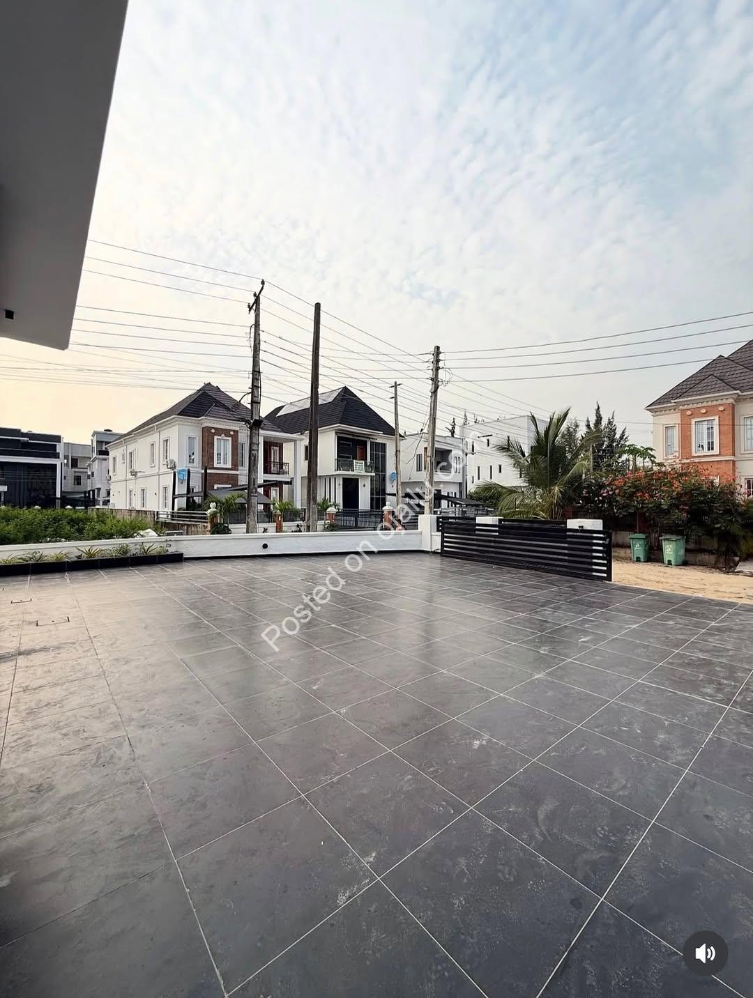 Sleek 5-Bedroom Duplex with Pool in Lekki