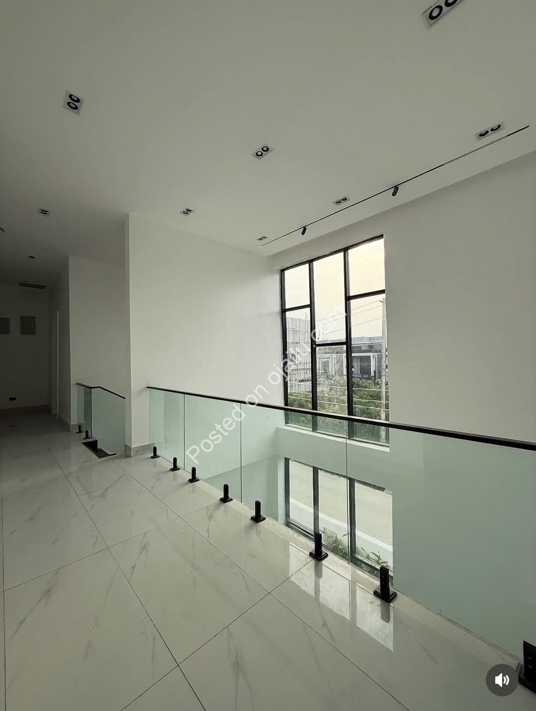 Sleek 5-Bedroom Duplex with Pool in Lekki