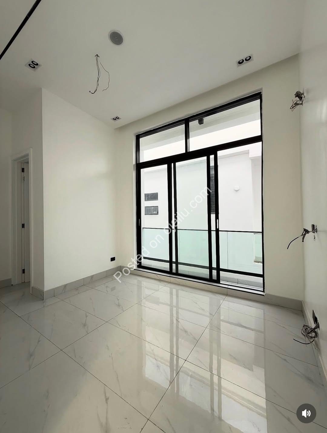 Sleek 5-Bedroom Duplex with Pool in Lekki