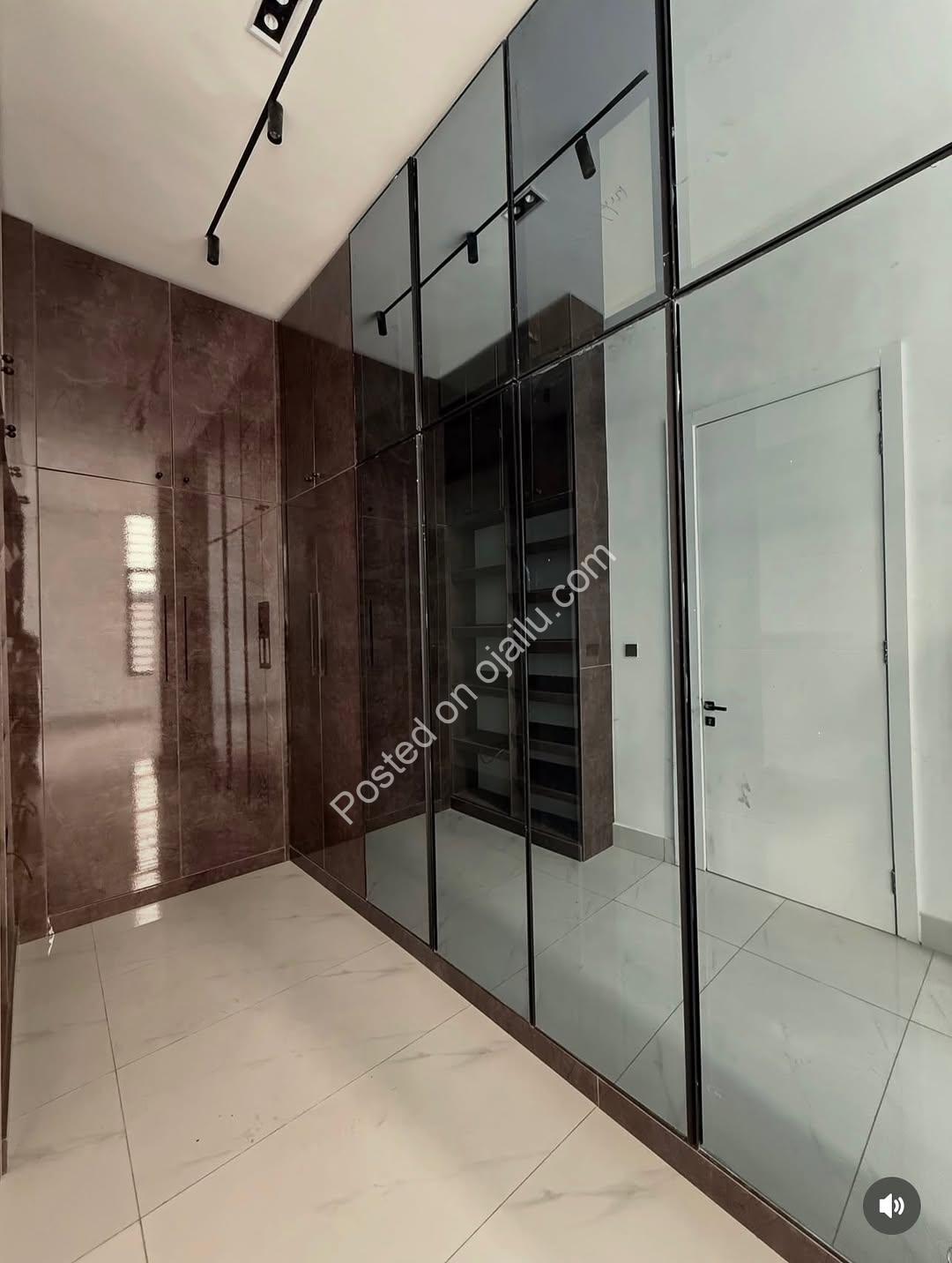 Sleek 5-Bedroom Duplex with Pool in Lekki
