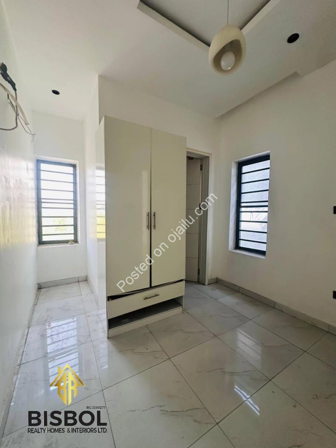 Luxury 5-Bed Duplex in Gated Chevron Estate