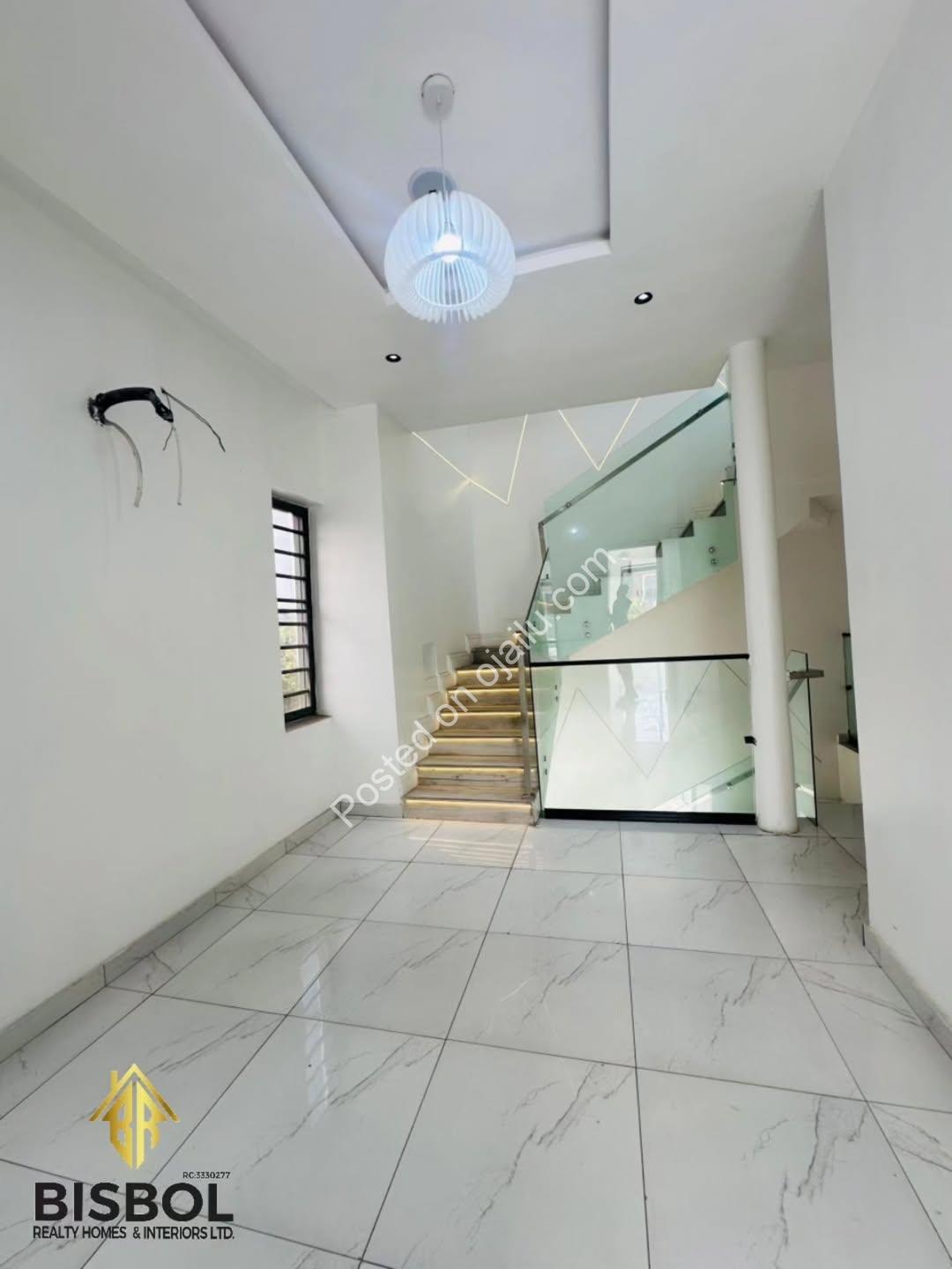 Luxury 5-Bed Duplex in Gated Chevron Estate