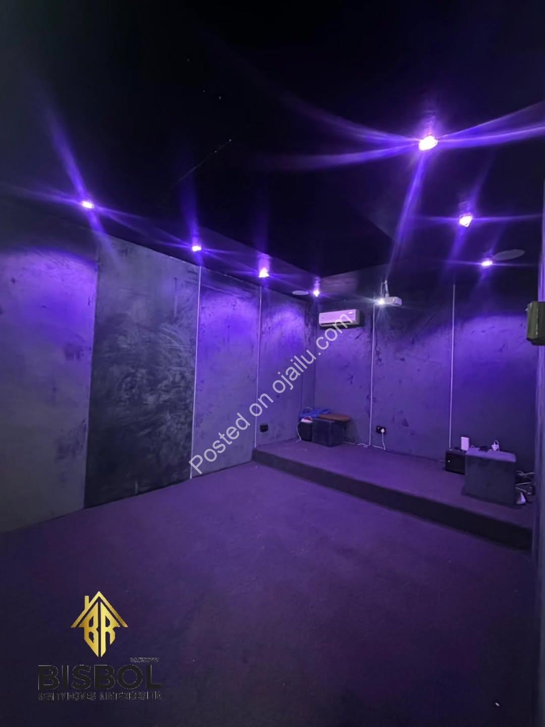 Luxury 5-Bed Duplex in Gated Chevron Estate