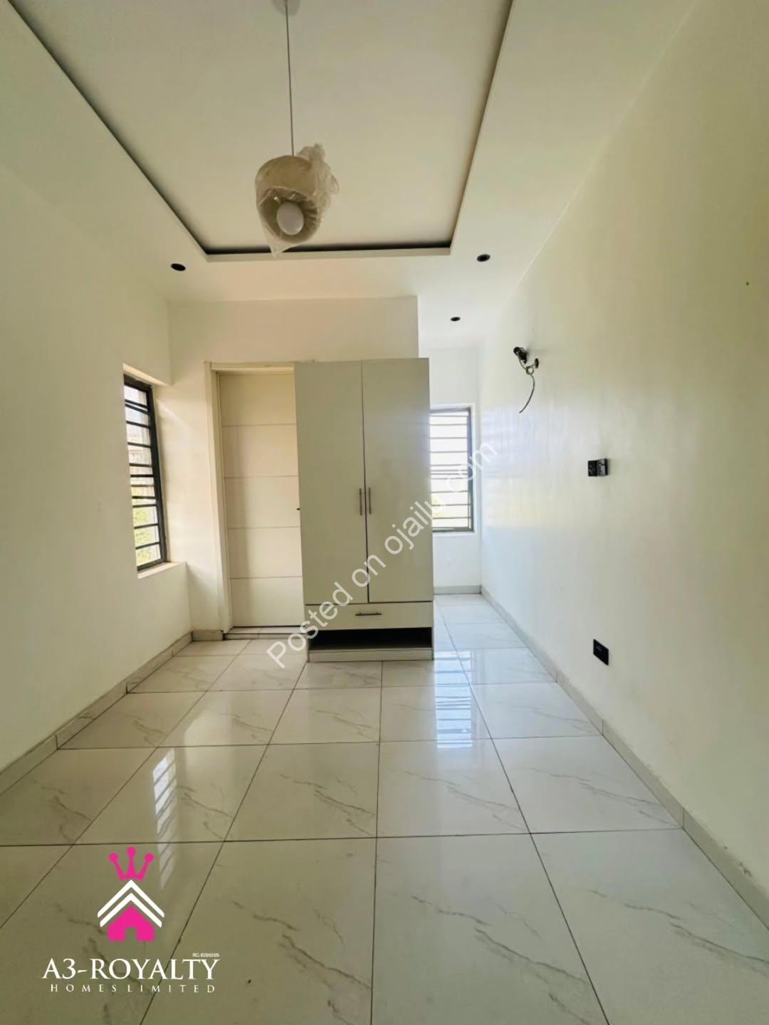 Luxury 5-Bed Duplex with Pool in Chevron Lekki