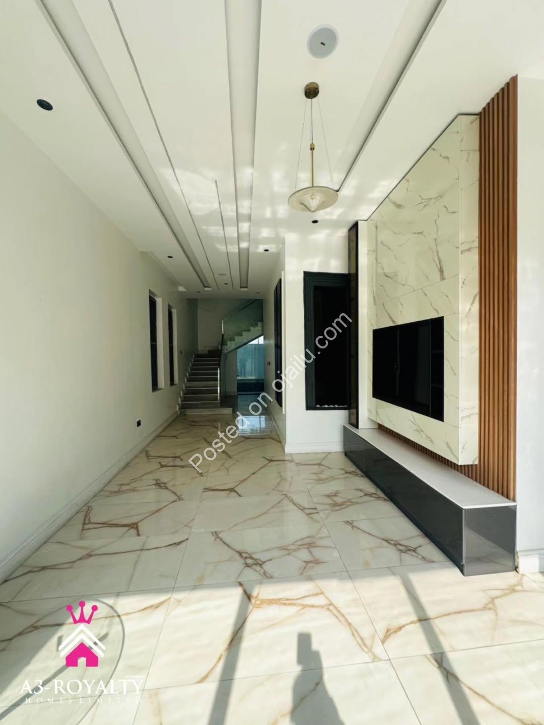 Luxury 5-Bed Duplex with Pool in Chevron Lekki