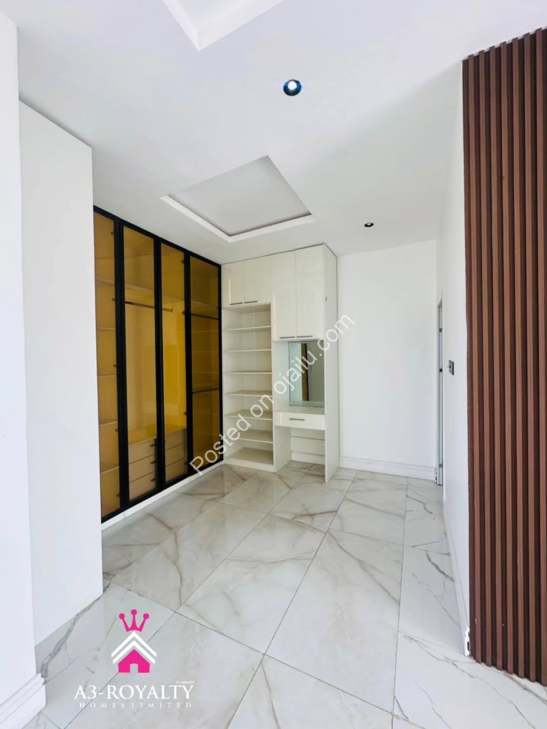 Luxury 5-Bed Duplex with Pool in Chevron Lekki