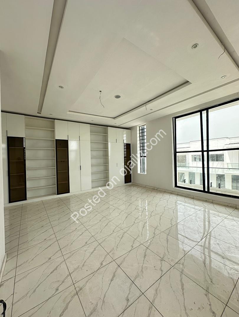 Sleek Smart Home: 4BR Duplex w/BQ in Prime Ajah