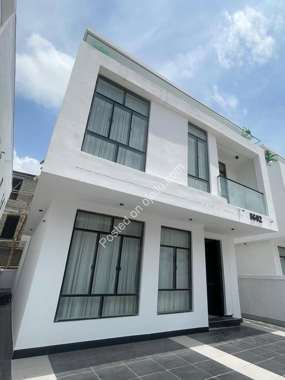 Chevron’s Crown Jewel: 5-Bed Duplex in Secure Estate