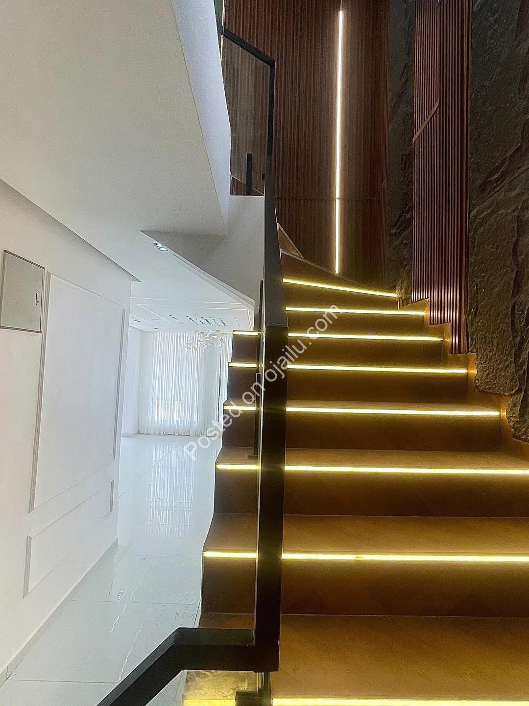 Chevron’s Crown Jewel: 5-Bed Duplex in Secure Estate