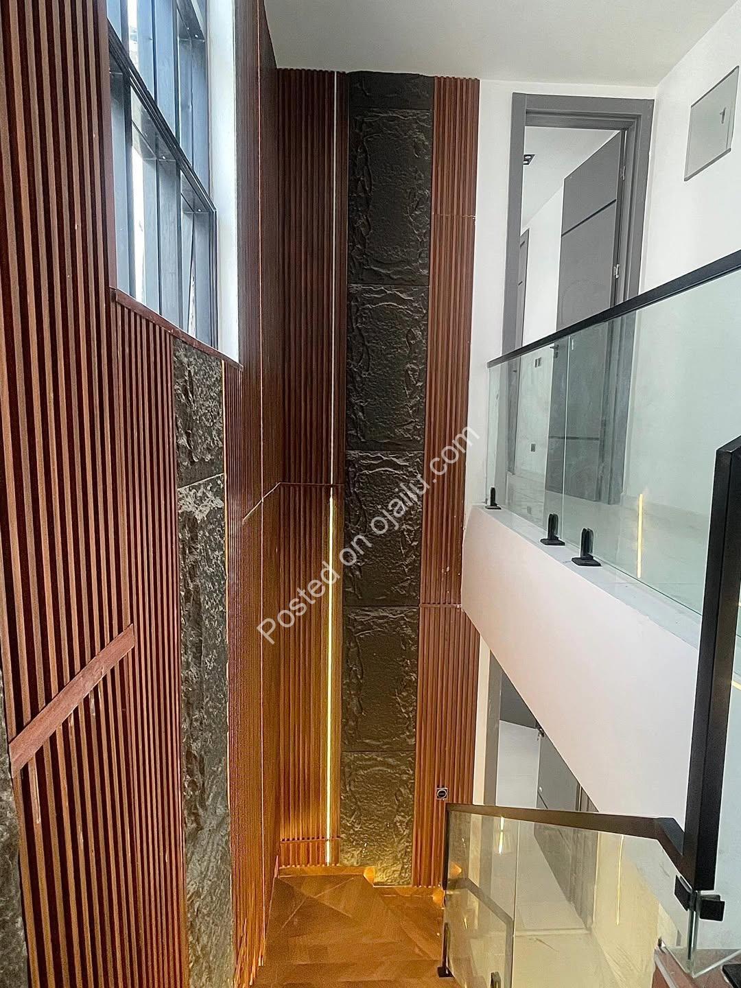 Chevron’s Crown Jewel: 5-Bed Duplex in Secure Estate