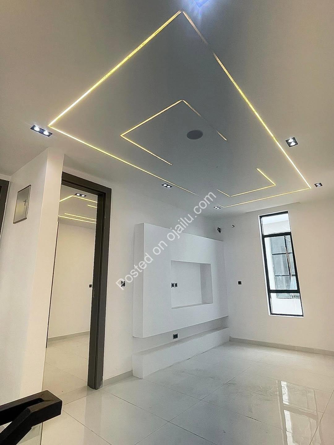 Chevron’s Crown Jewel: 5-Bed Duplex in Secure Estate