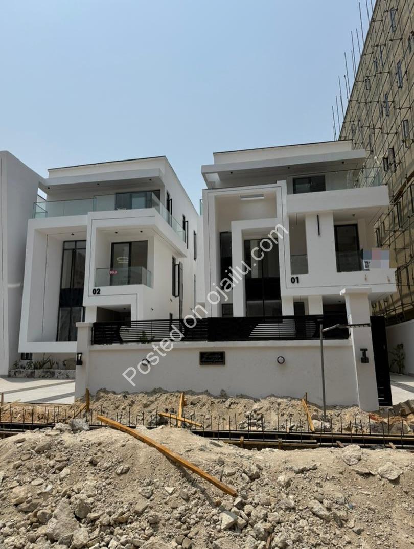 Lekki’s Ultimate 5-Bedroom Estate Oasis with Pool & Gym