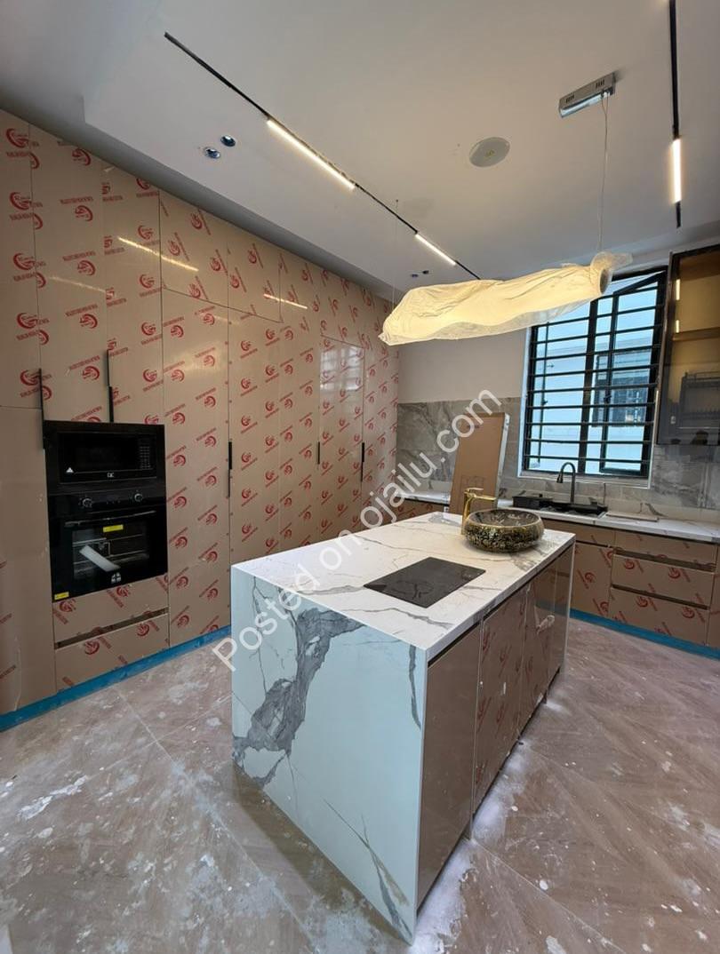 Lekki’s Ultimate 5-Bedroom Estate Oasis with Pool & Gym