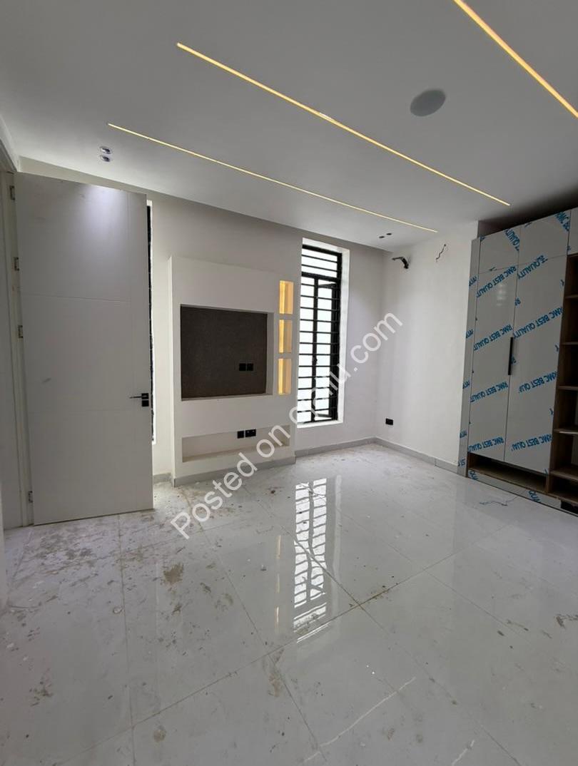 Lekki’s Ultimate 5-Bedroom Estate Oasis with Pool & Gym