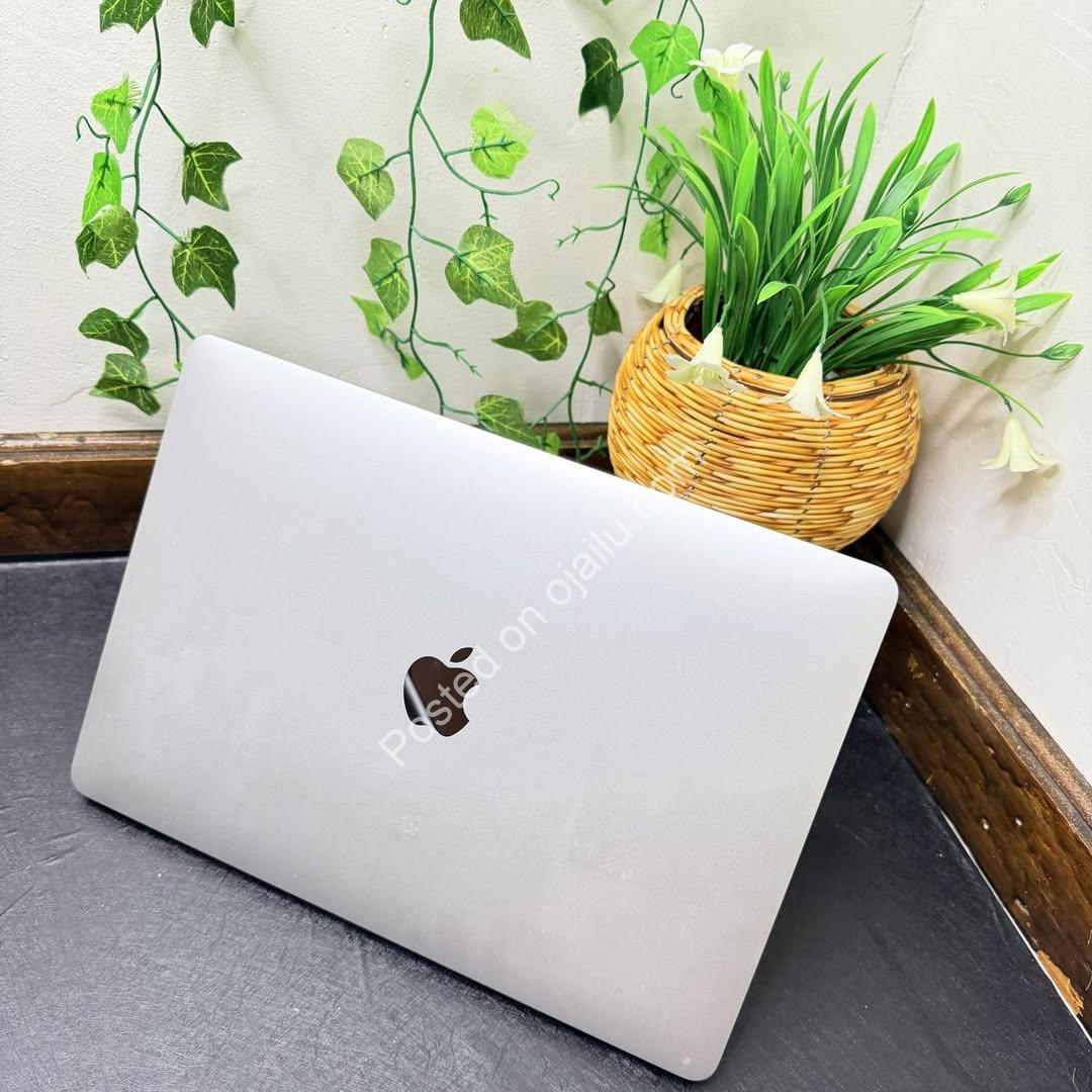 Unleash Power: 2017 MacBook Pro w/Touch Bar & 512GB SSD