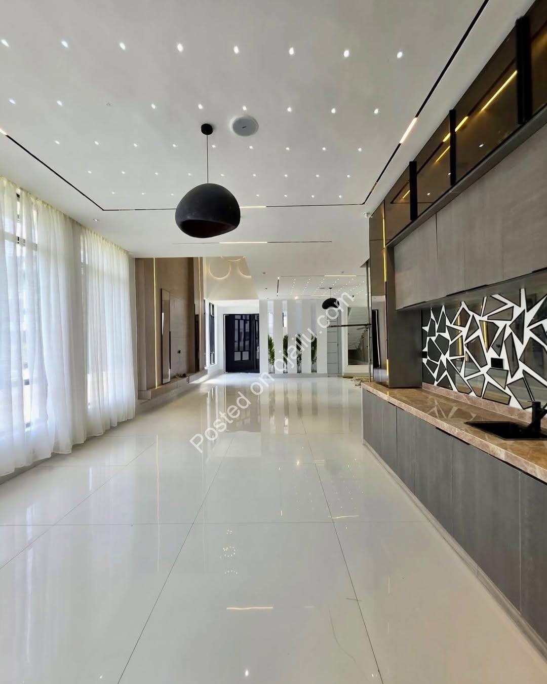 Dream Estate: 5-Bed Duplex with Pool & BQ in Lekki