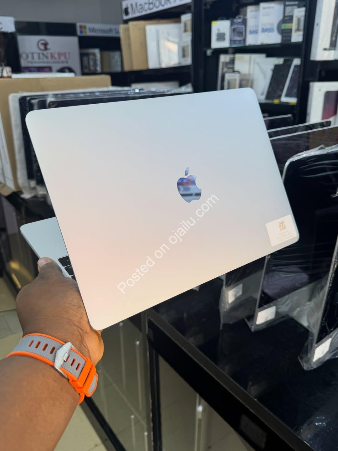 Powerful MacBook Pro: 16GB RAM, 512GB SSD, i7 Speed