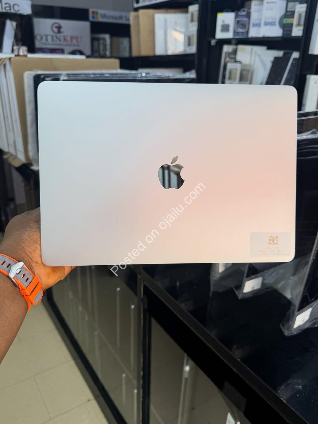 Powerful MacBook Pro: 16GB RAM, 512GB SSD, i7 Speed