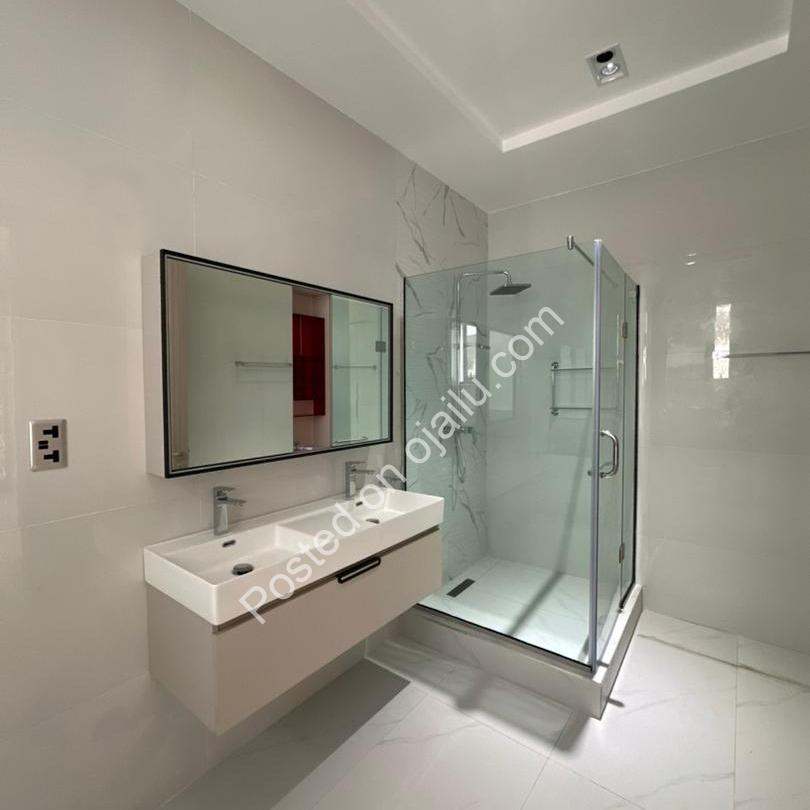 Exquisite 5-Bedroom Dulex with Pool in Prime Lekki