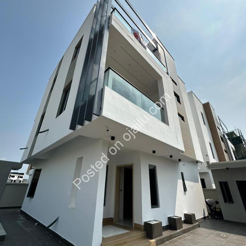 Exquisite 5-Bedroom Dulex with Pool in Prime Lekki