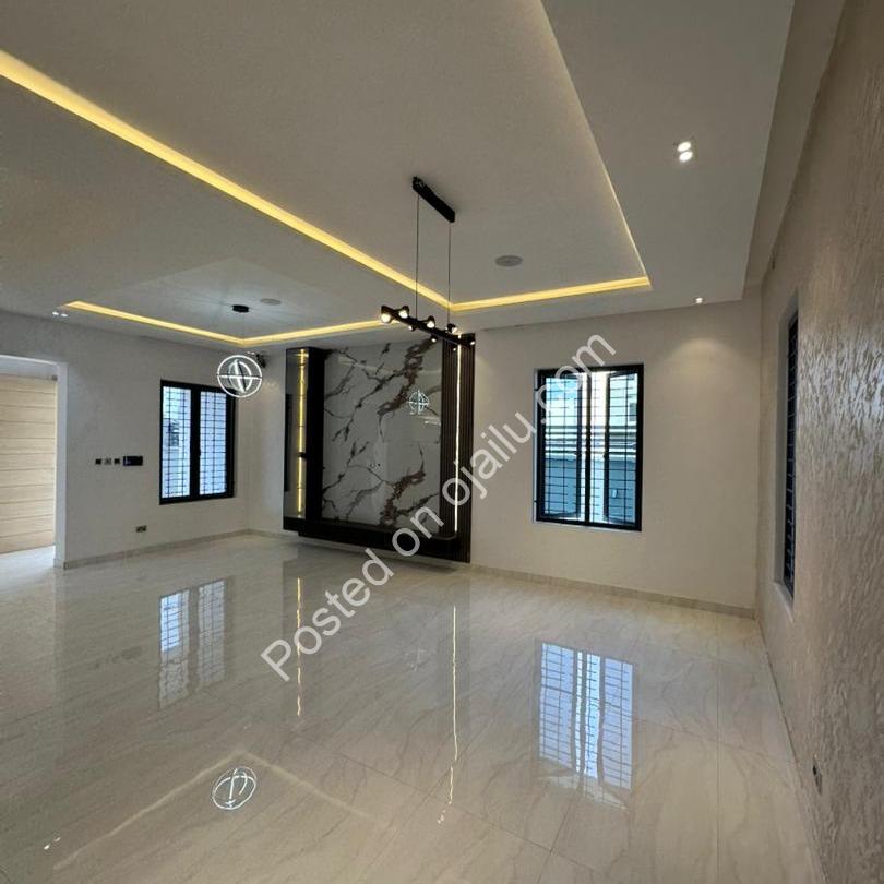 Exquisite 5-Bedroom Dulex with Pool in Prime Lekki