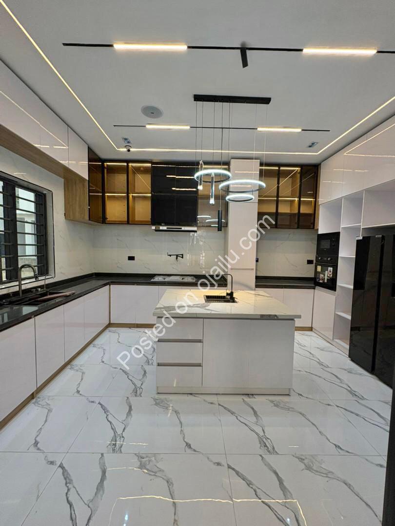 Serene Estate Gem: 5-Bed Duplex with Pool & Cinema