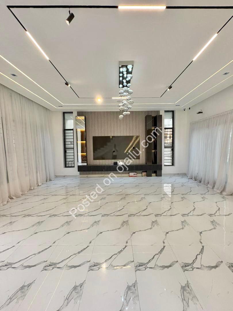 Serene Estate Gem: 5-Bed Duplex with Pool & Cinema