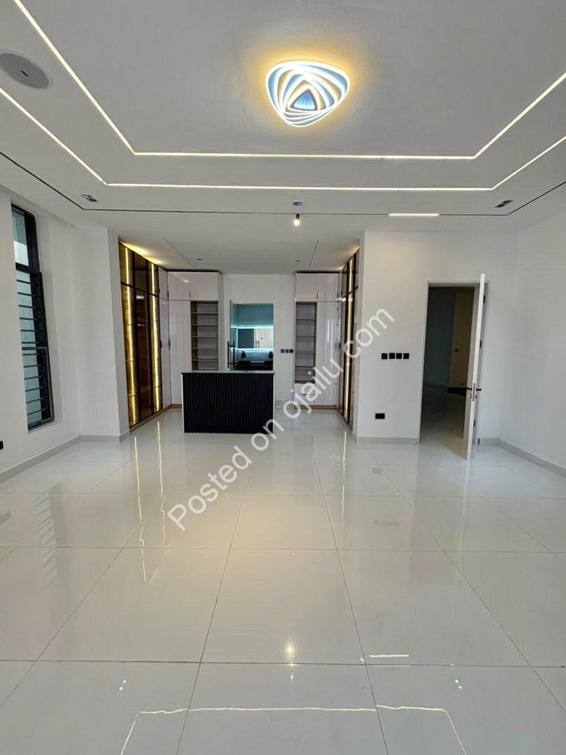 Serene Estate Gem: 5-Bed Duplex with Pool & Cinema