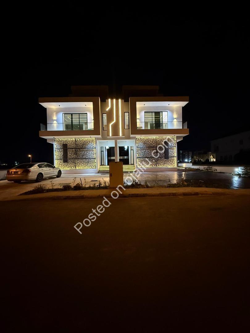 Modern Masterpiece in Cowrie Creek: 5-Bed Smart Home