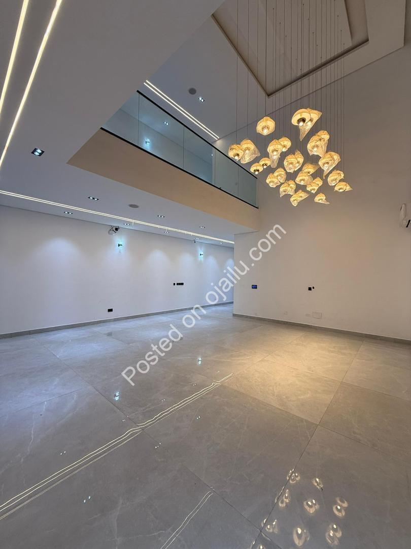 Modern Masterpiece in Cowrie Creek: 5-Bed Smart Home