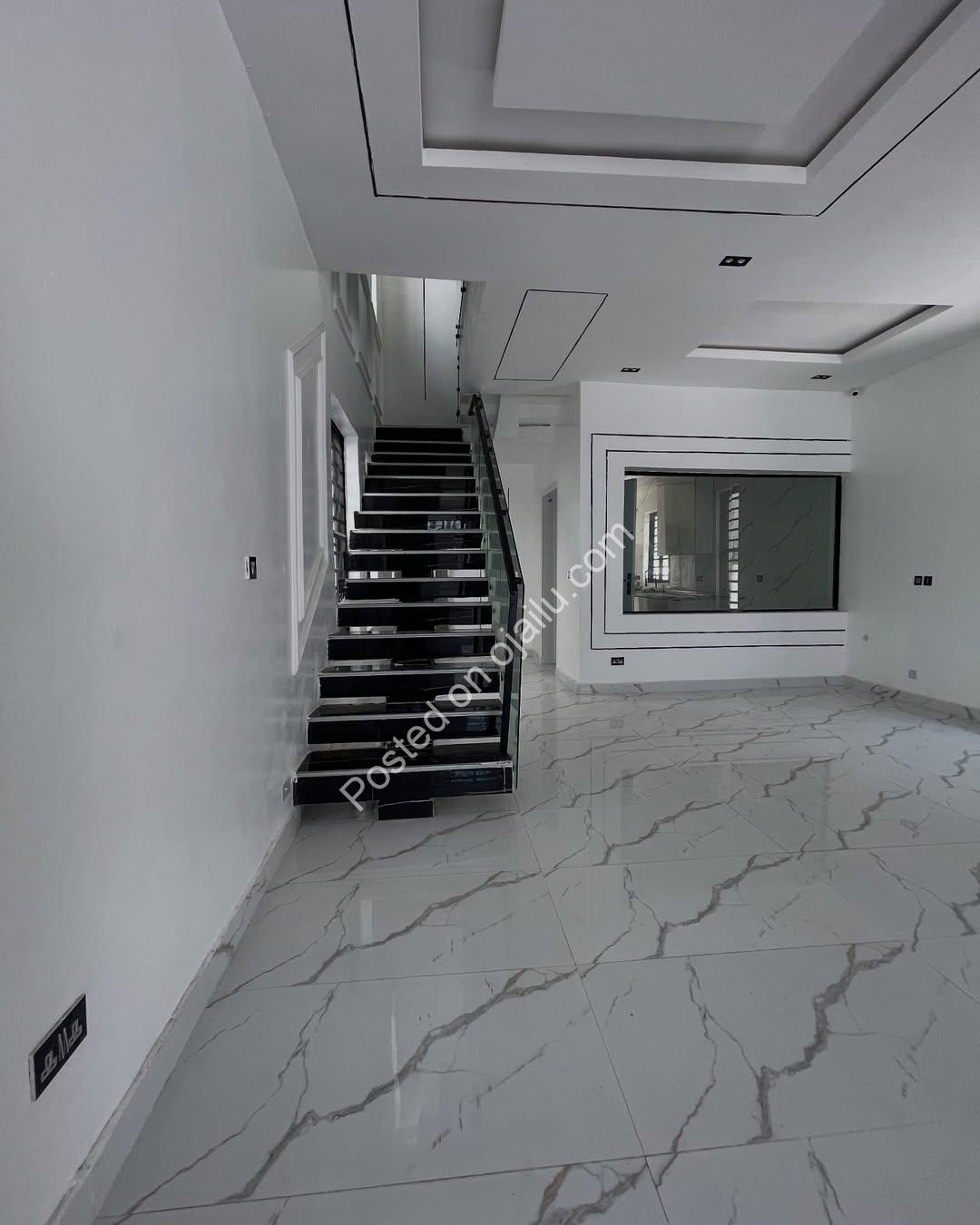 Lekki’s Ultimate 5-Bedroom Duplex with Rooftop Escape