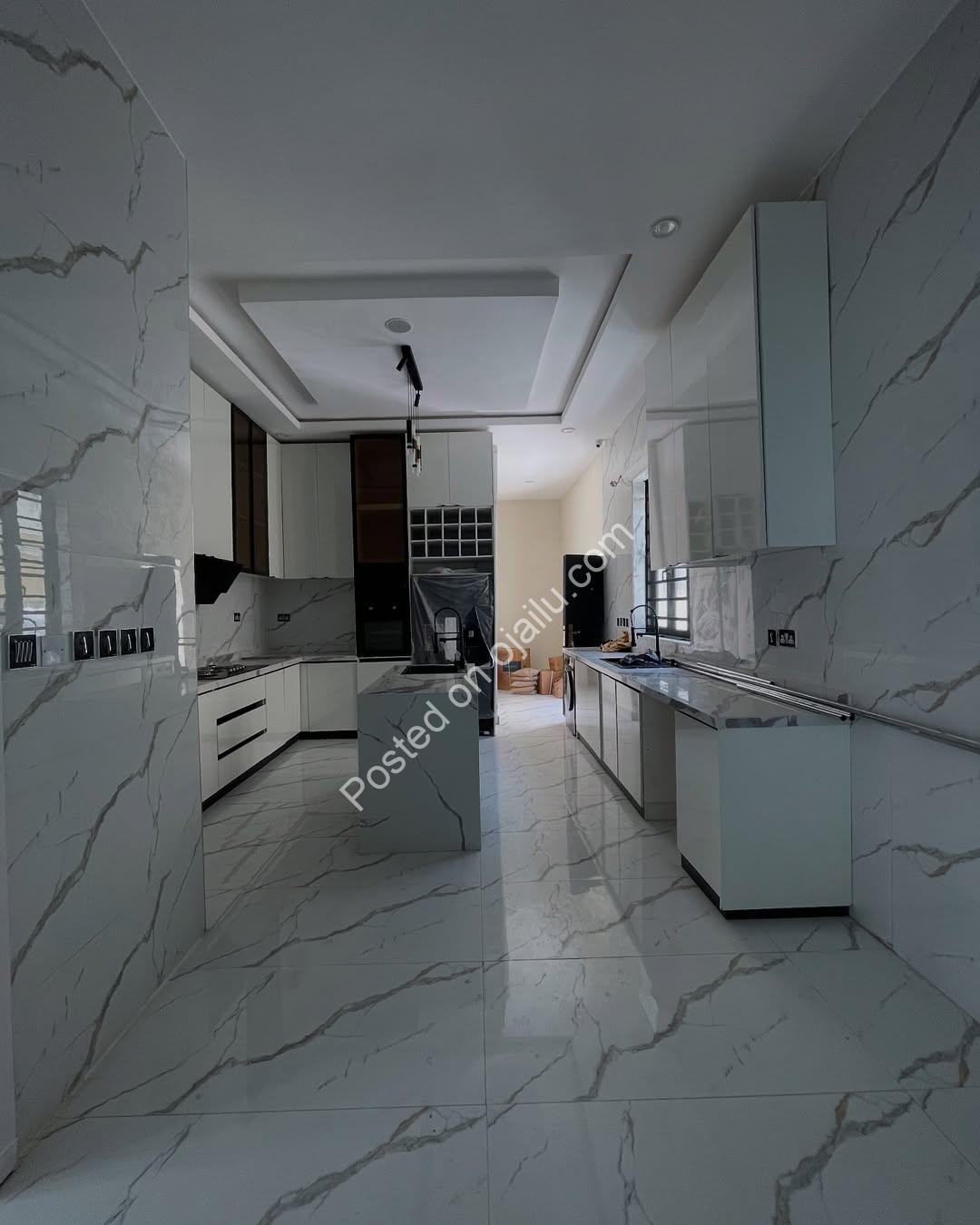 Lekki’s Ultimate 5-Bedroom Duplex with Rooftop Escape