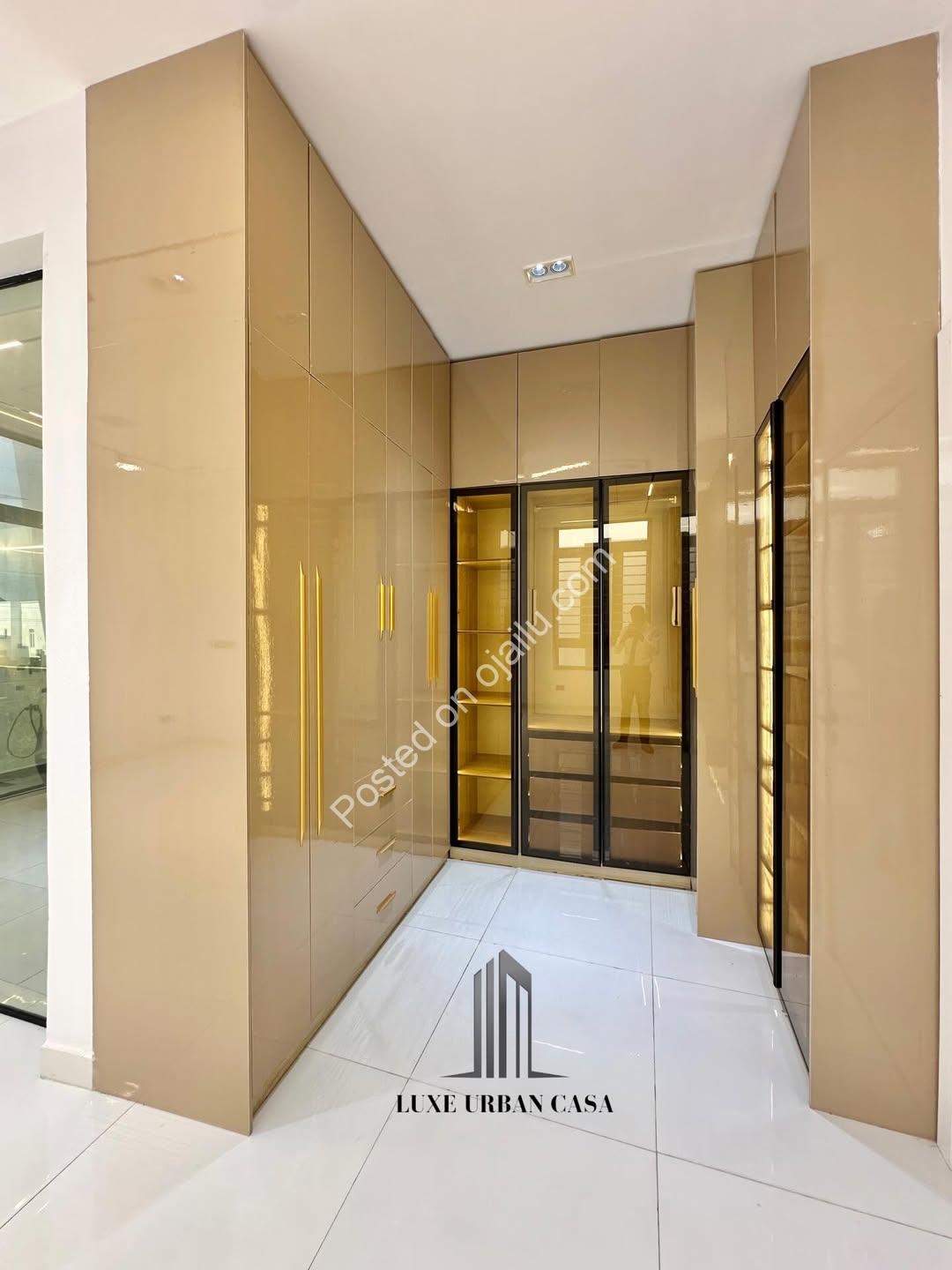 5-Bed Chevron Haven: Pool, Luxury & Security