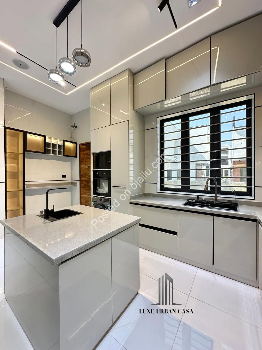 5-Bed Chevron Haven: Pool, Luxury & Security