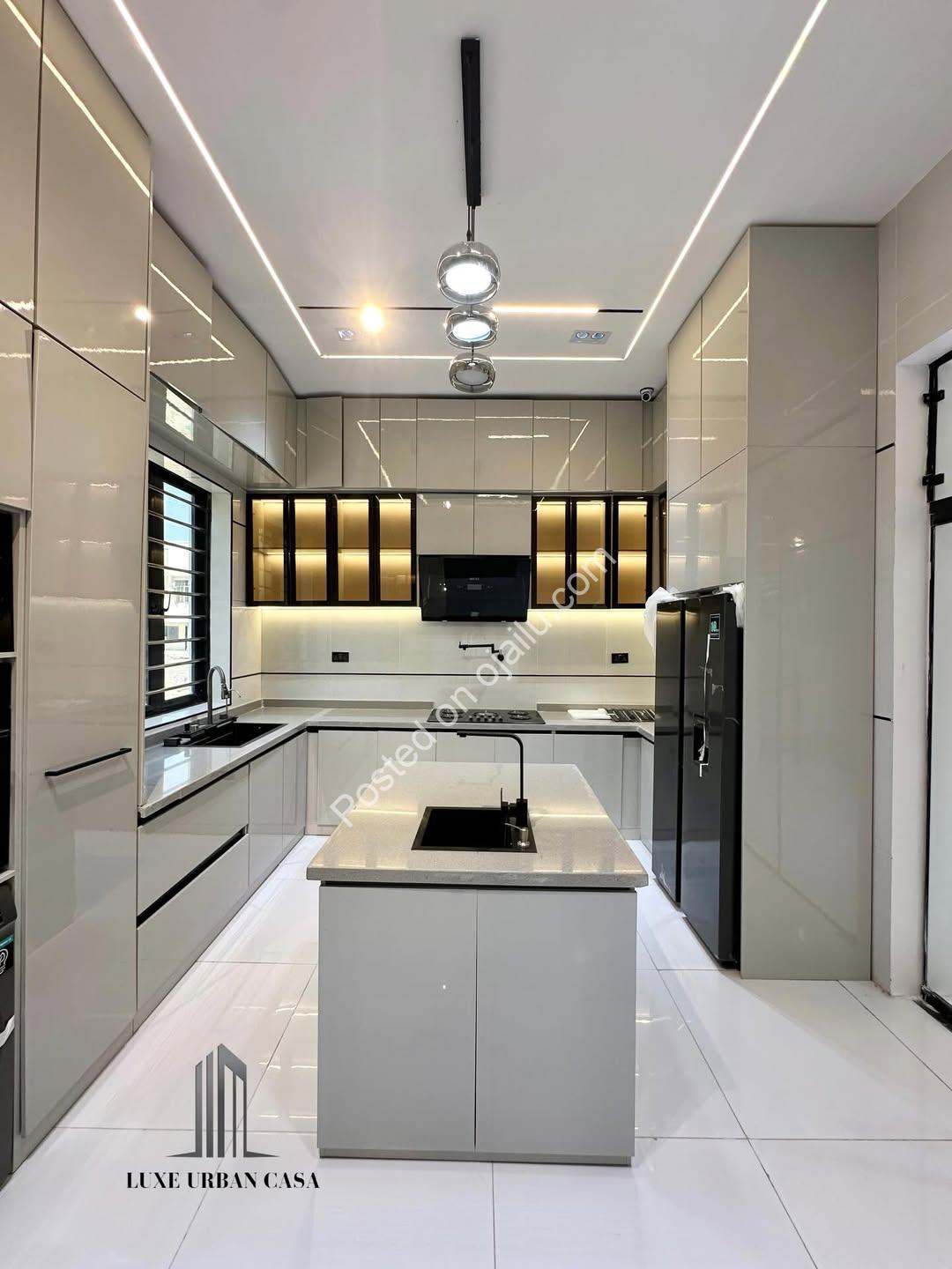 5-Bed Chevron Haven: Pool, Luxury & Security