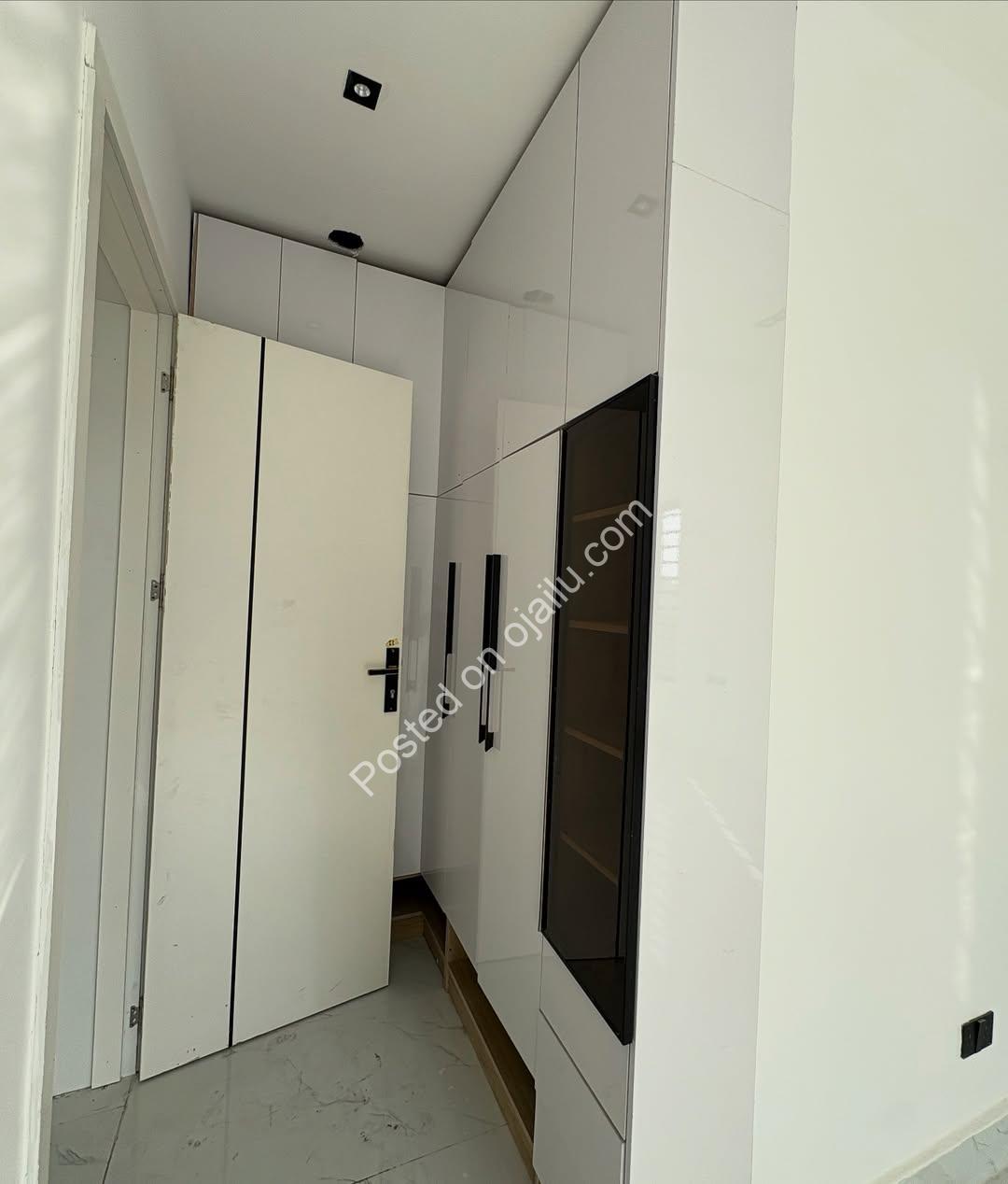 Lekki Phase 1 Gem: Spacious 2-Bed, All En-Suite