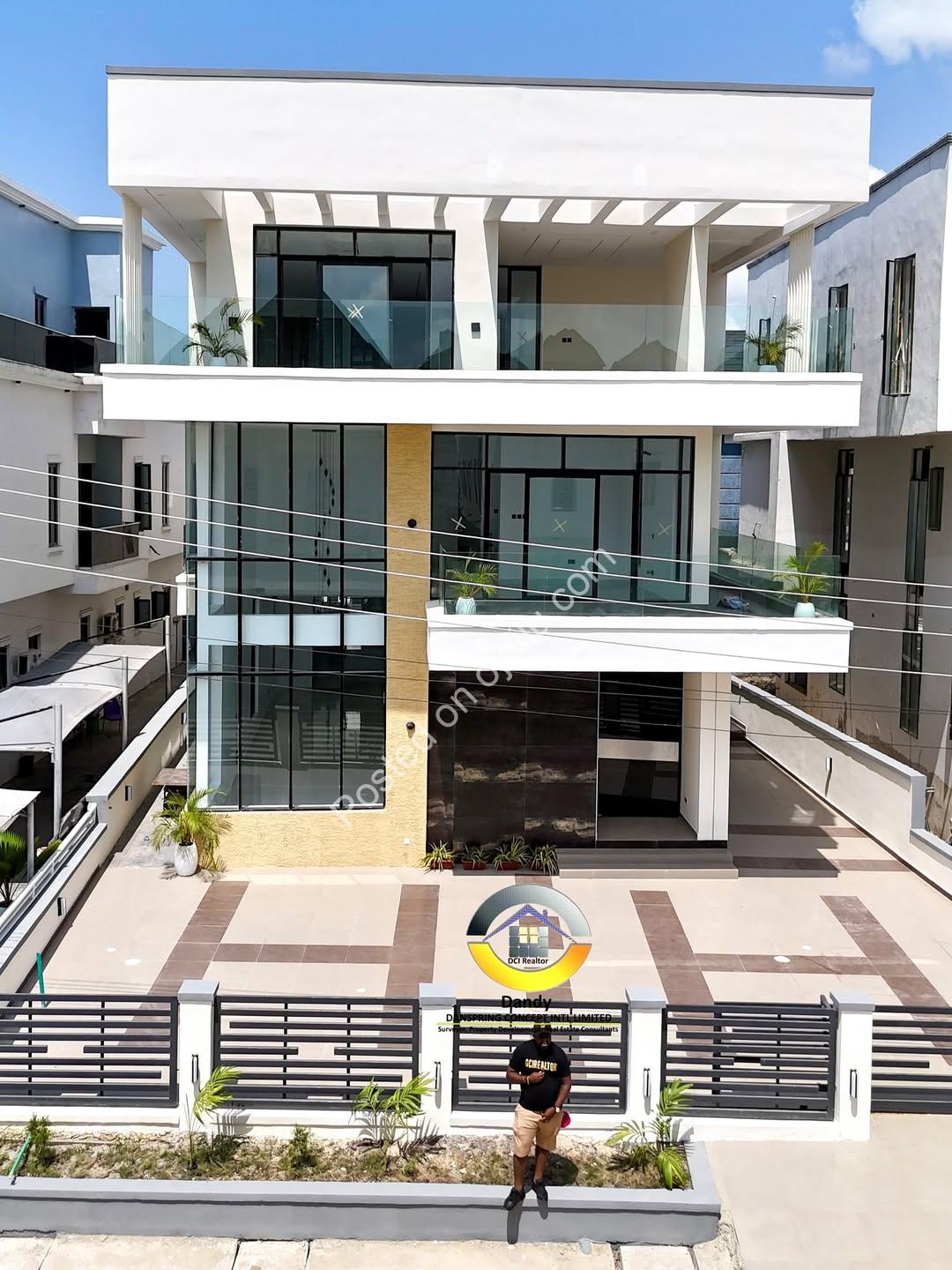 Opulent 5-Bed Duplex with Pool, Cinema & Rooftop Terrace