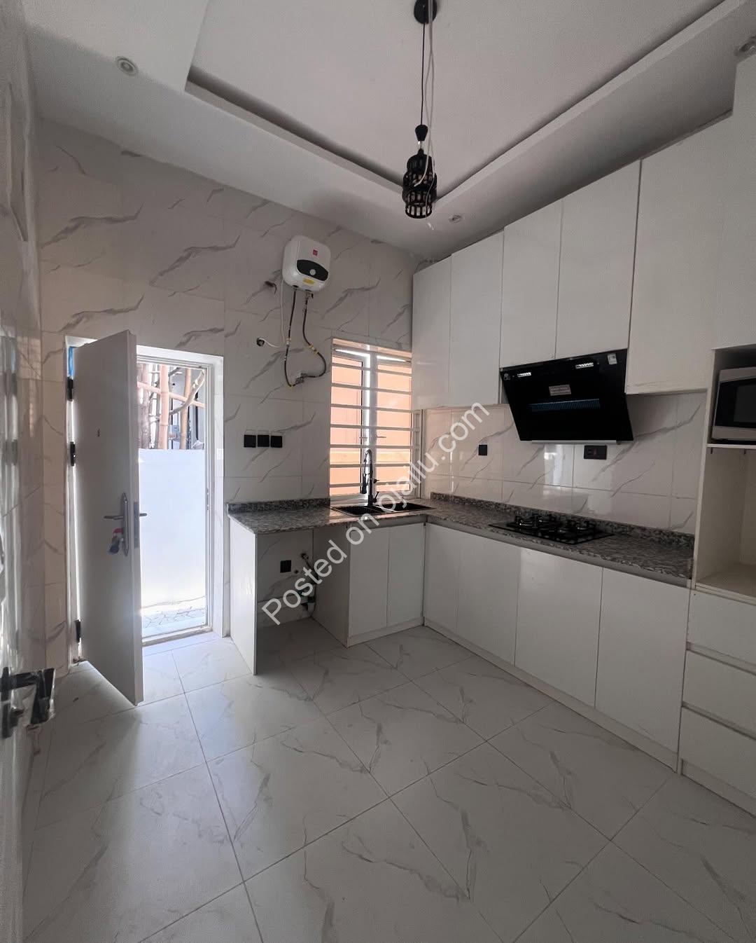 4-Bed Ikota Haven: En-Suite Luxury & Modern Comforts Await