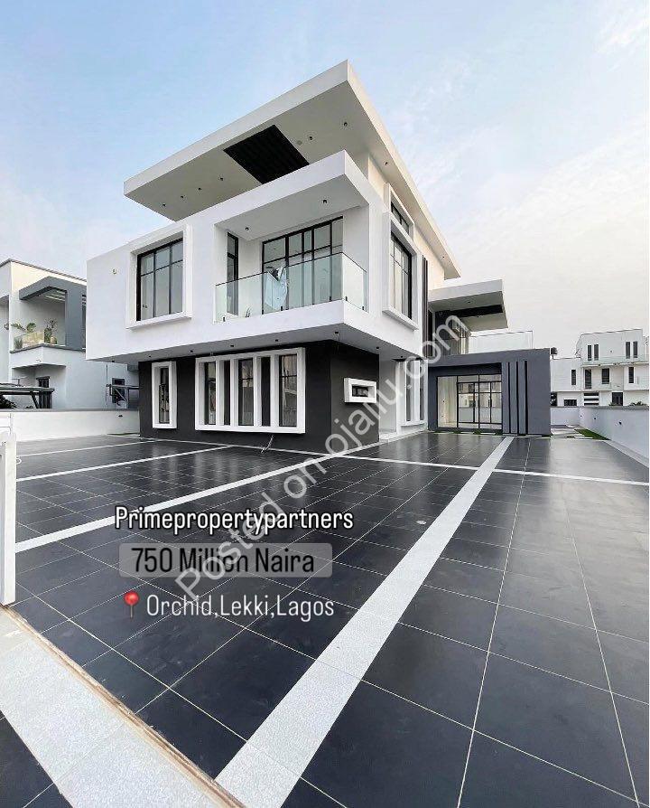 Opulent 5-Bed Duplex with Pool & Cinema in Lekki