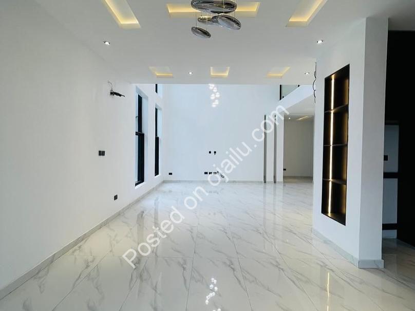 Luxury 5-Bedroom Oasis with Cinema & Pool in Lekki