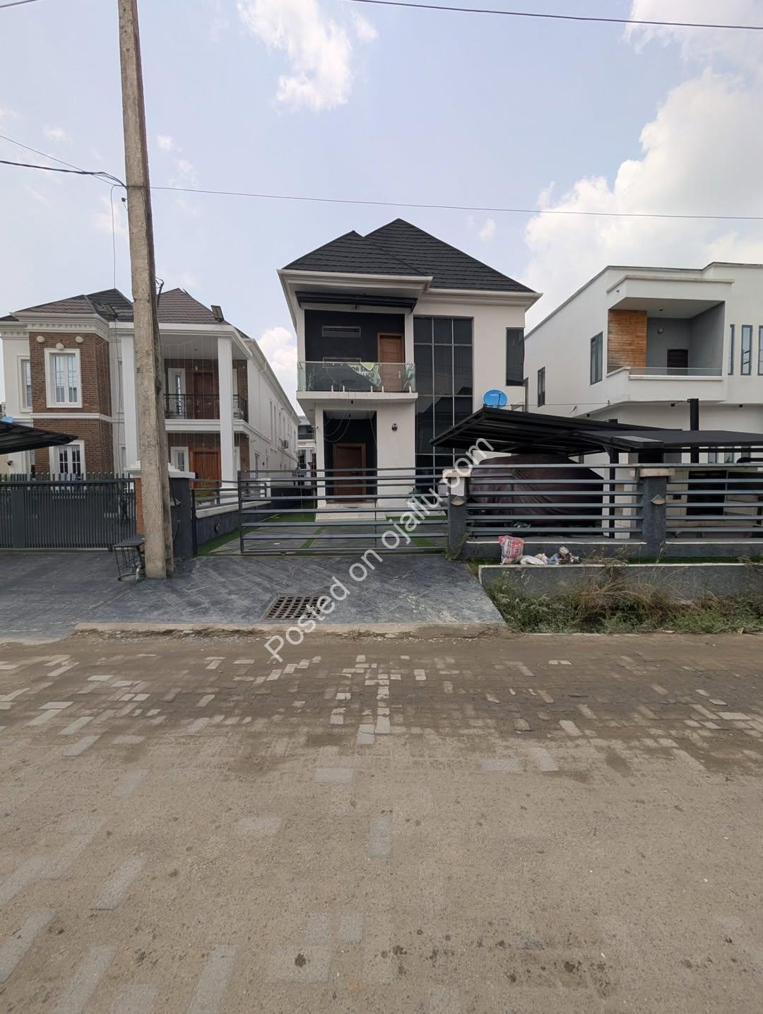 Sleek 5-Bed Duplex with Pool & Jacuzzi in Lekki