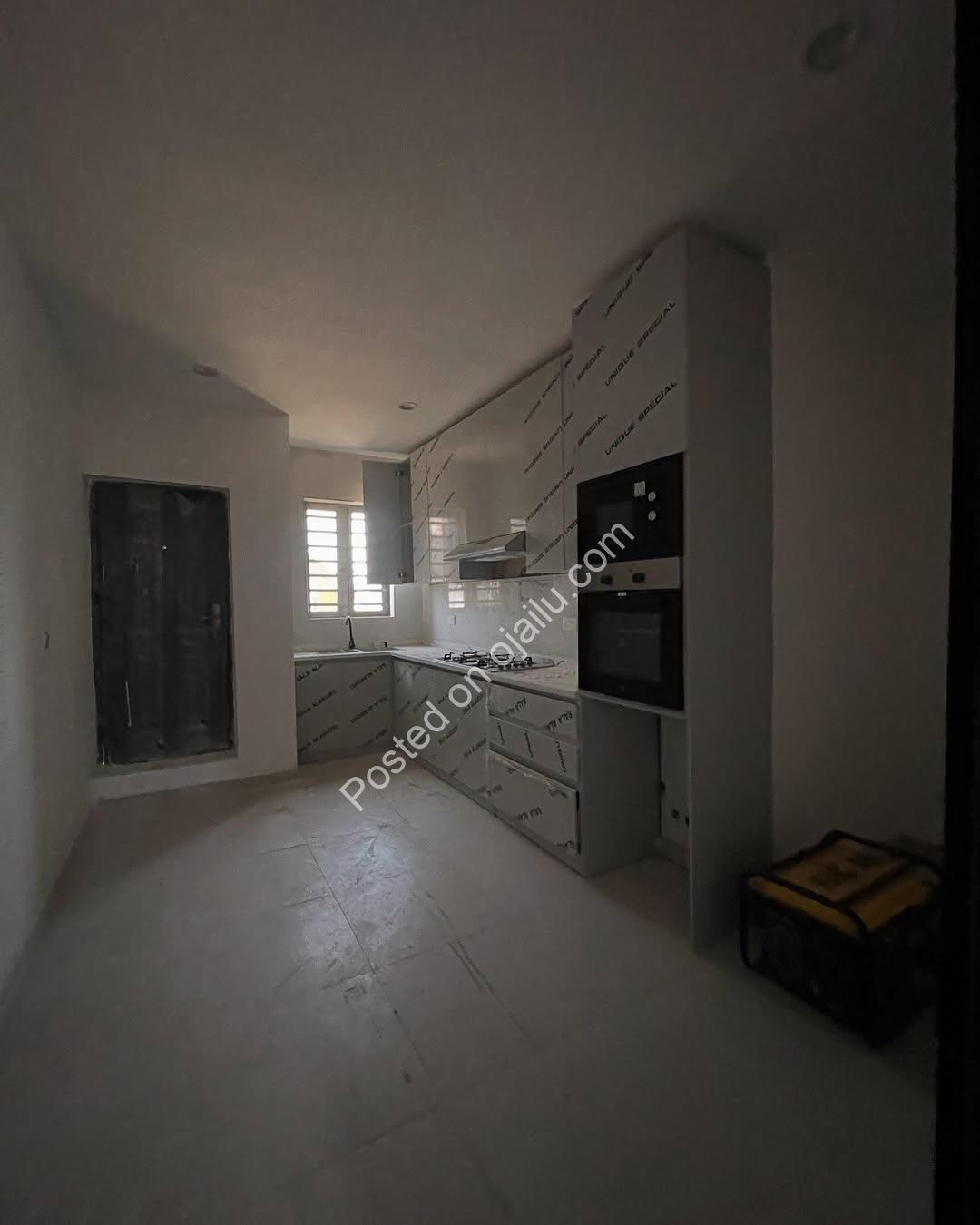 Elegant 4-Bed Terrace Duplex with Rooftop Oasis in Lekki