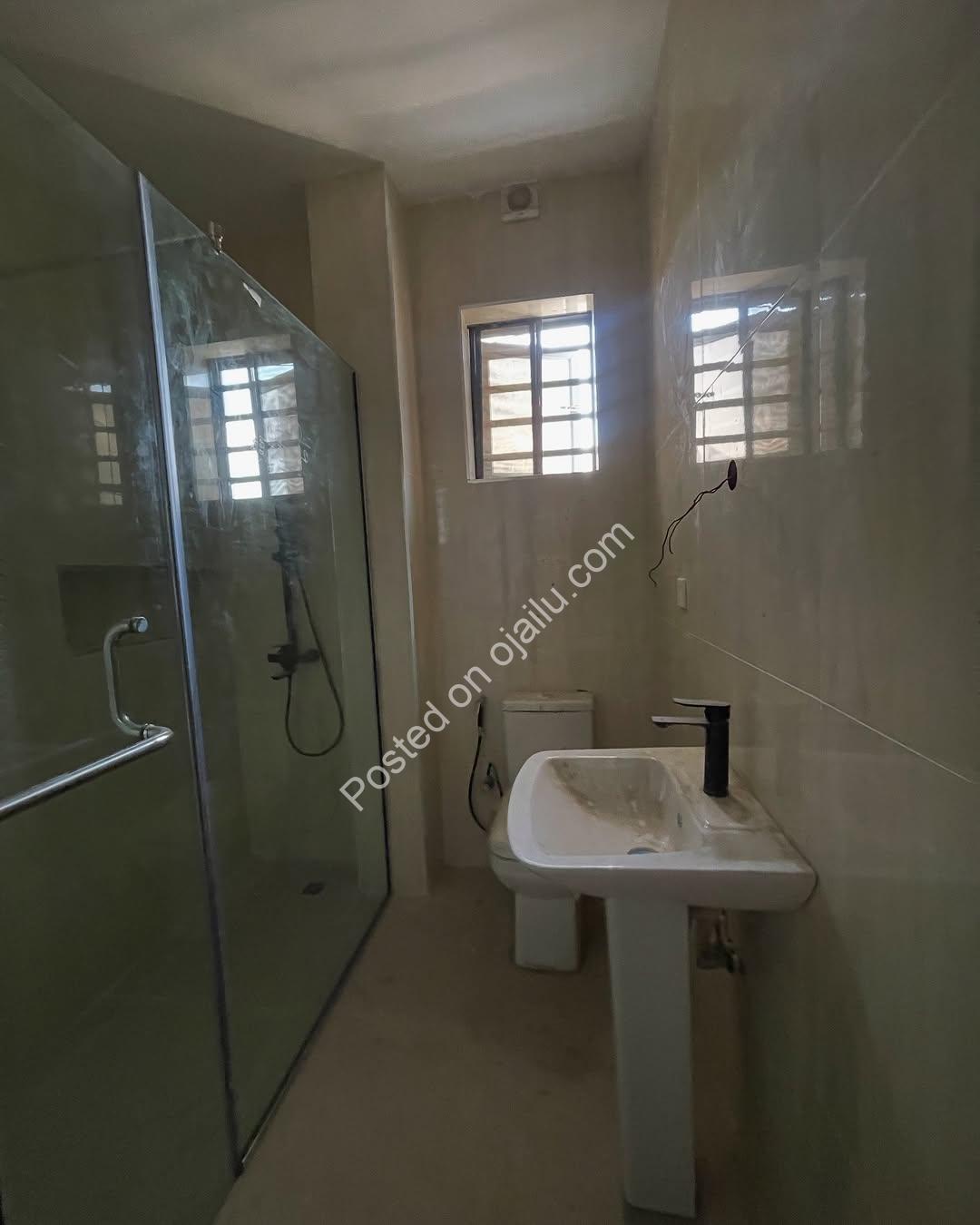 Elegant 4-Bed Terrace Duplex with Rooftop Oasis in Lekki