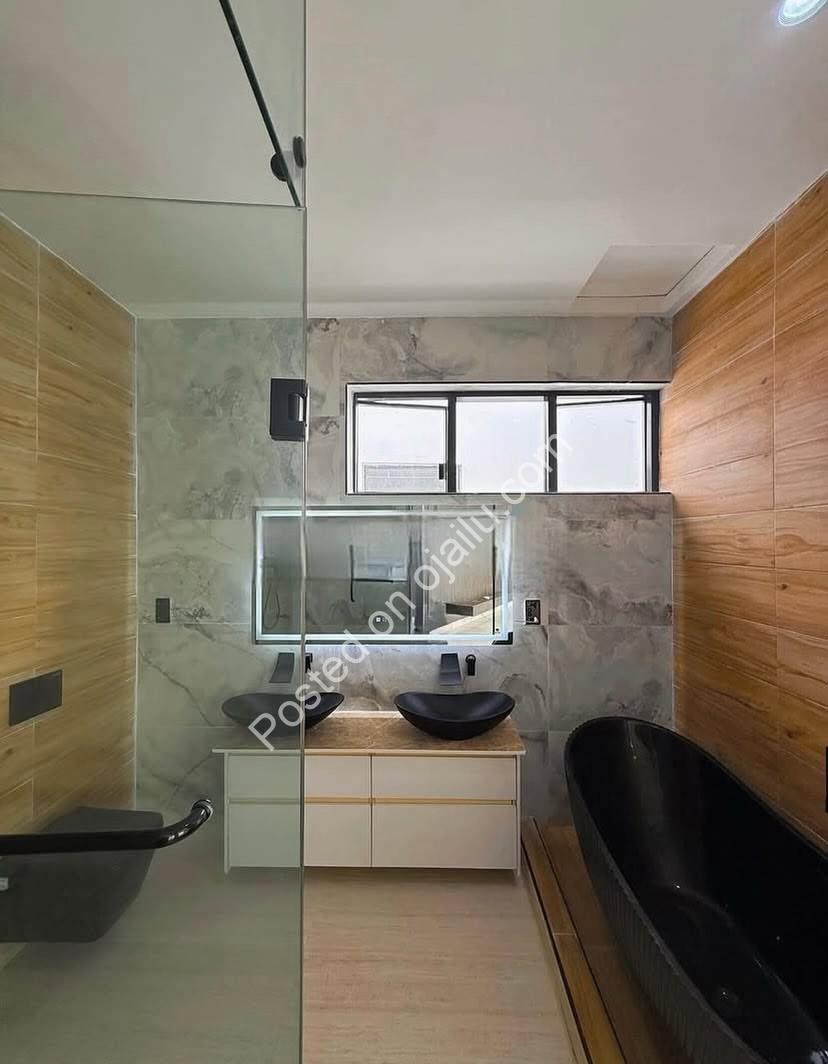 Elegant 5-Bedroom Haven in Prime Lekki